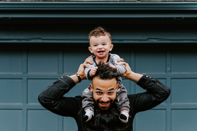 Alt-tag: Father carrying his son on his shoulders